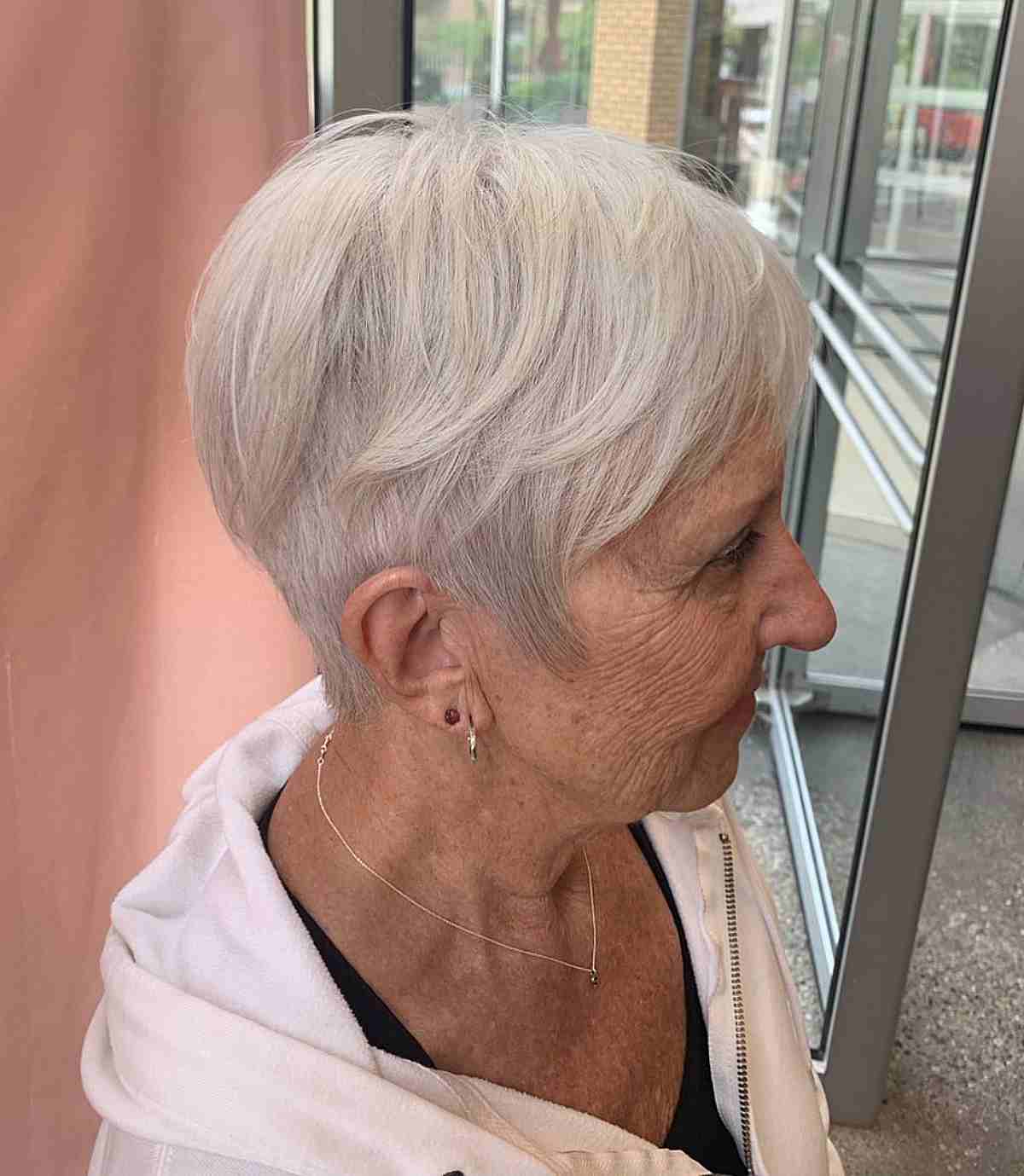 Pixie curto com camadas longas para mulheres idosas com cabelos finos