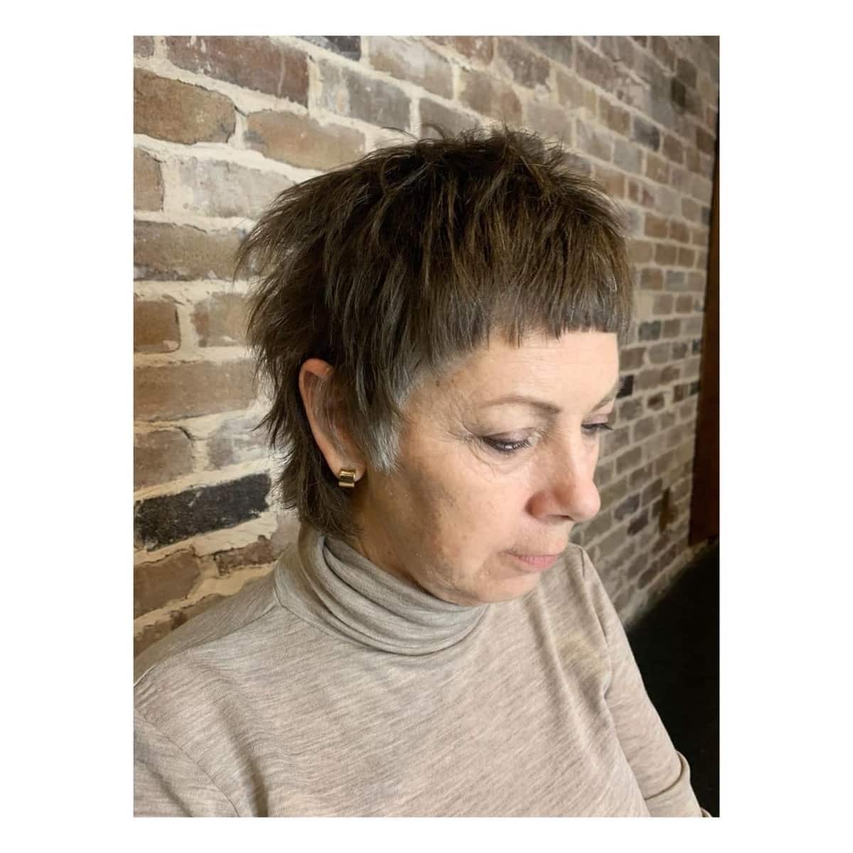 Corte de cabelo desgrenhado curto com franja para mulheres de 60 anos