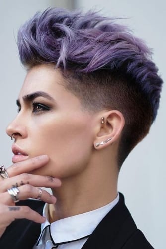 Penteados raspados curtos para mulheres com um top violeta