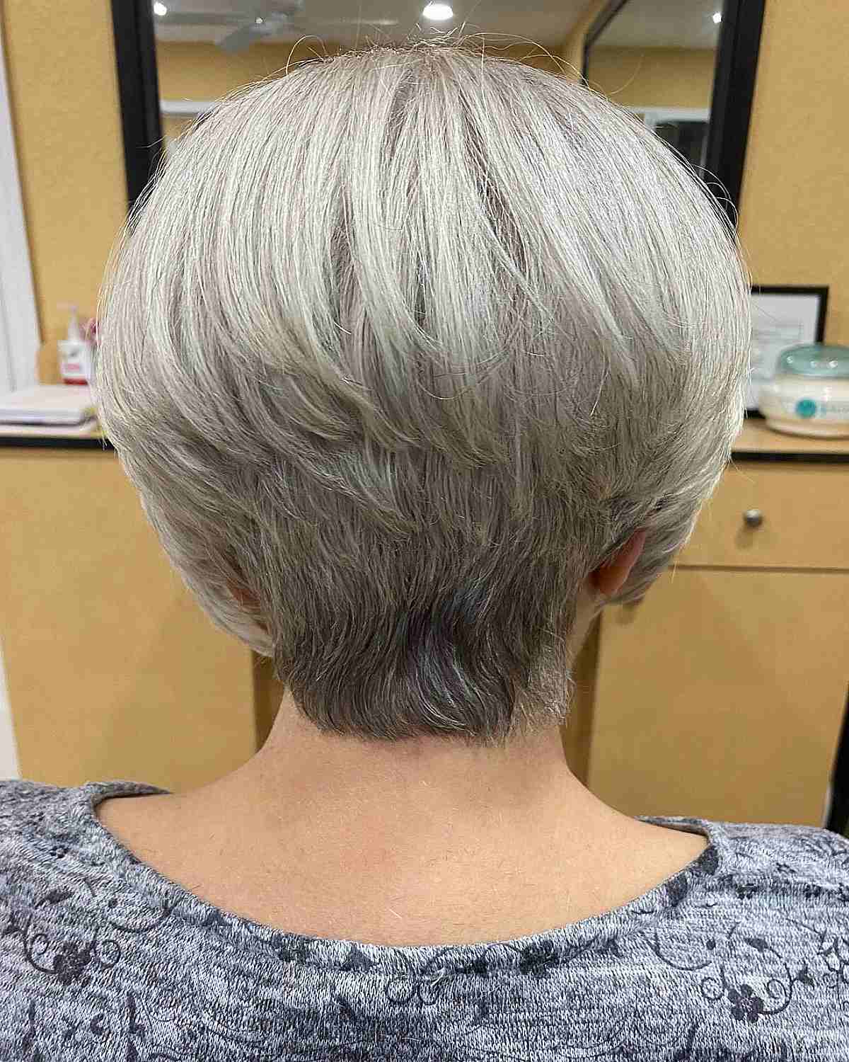 Corte de cabelo curto em camadas brancas prateadas para mulheres mais velhas