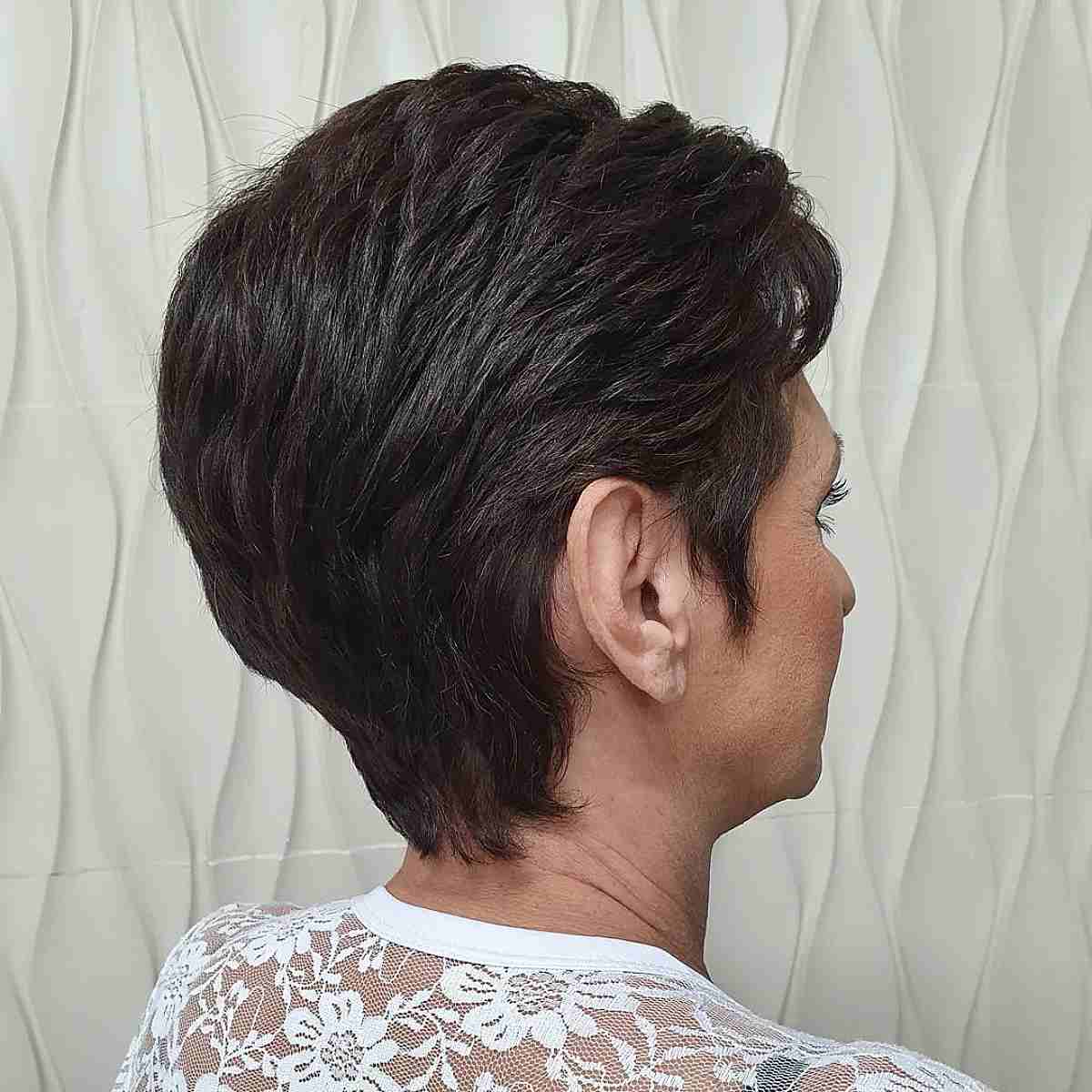 Corte curto pixie no cabelo castanho escuro para mulheres mais velhas