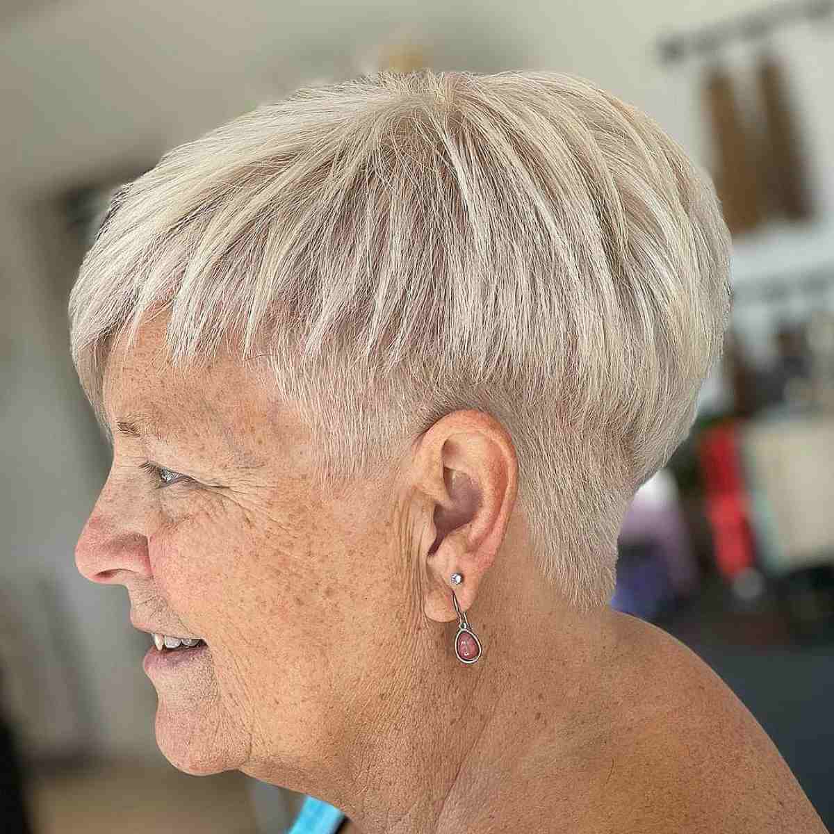 Corte curto cônico Pixie com camadas irregulares para mulheres mais velhas