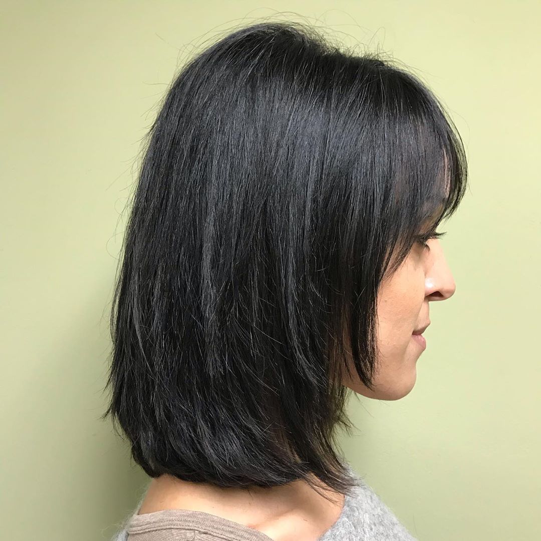 Corte de cabelo em camadas para cabelos lisos de comprimento curto a médio