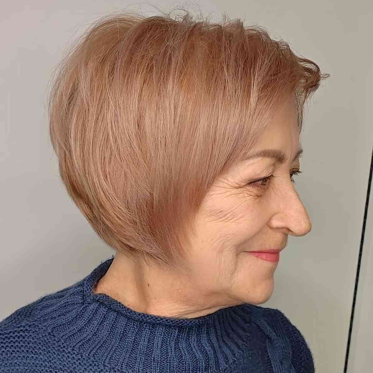 Feijão ondulado curto para cabelos finos para uma mulher de 50 anos