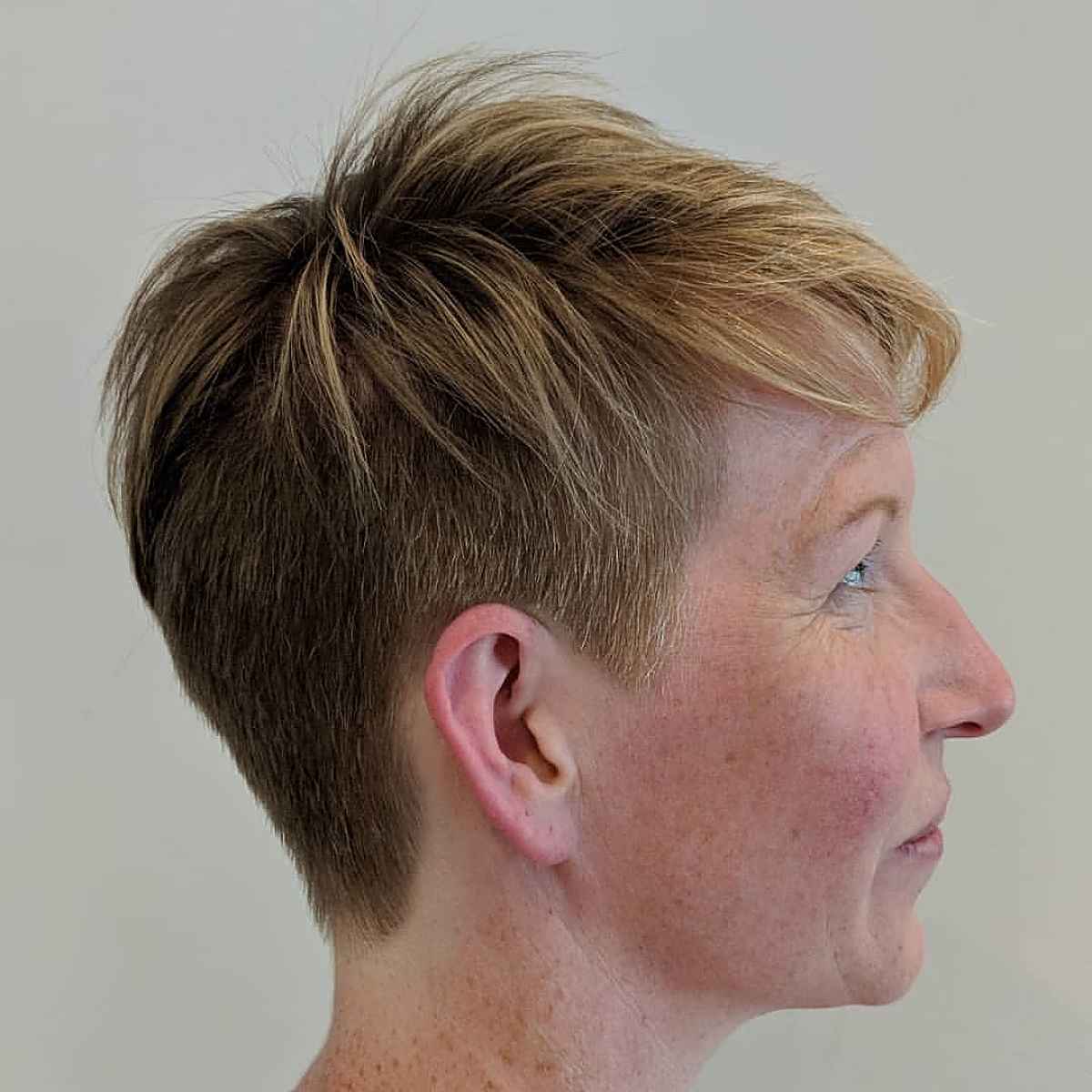 Corte de cabelo curto pixie para mulheres com mais de 40 anos