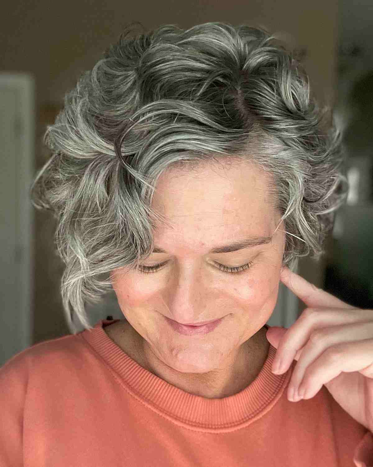 Wavy Pixie-Beam com amostragem lateral em cabelos grisalhos para mulheres com mais de 50 anos