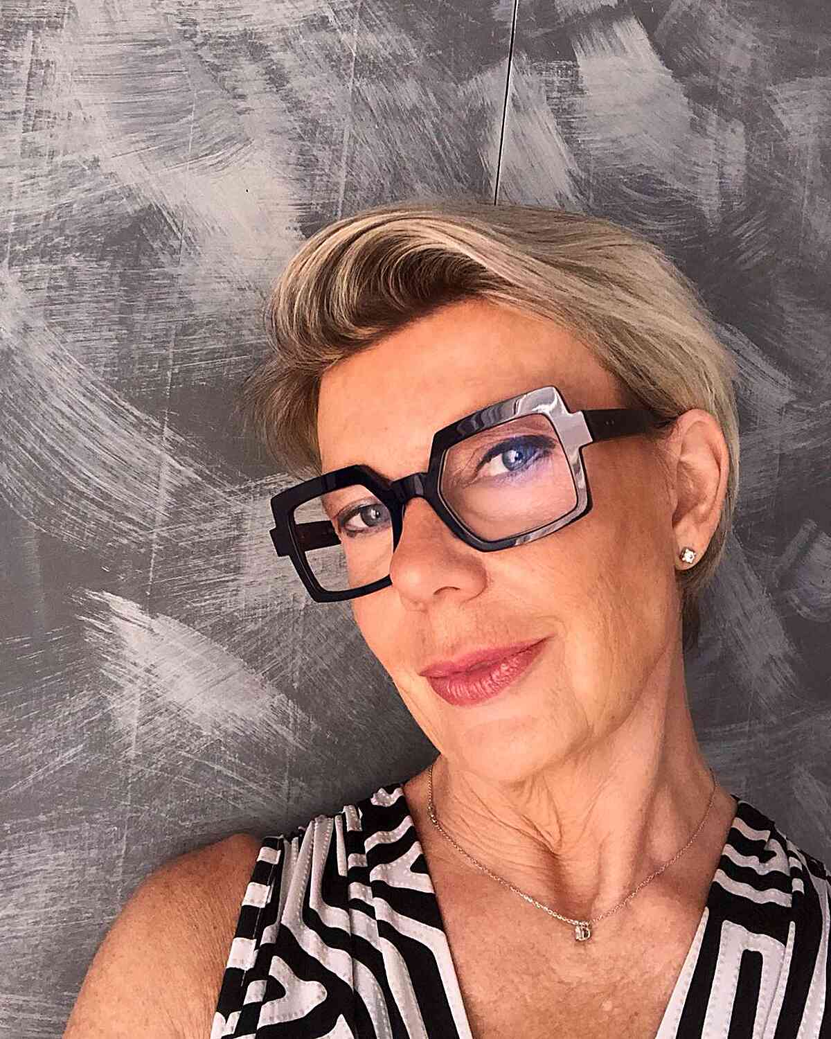 Pixies de cabelo comprido com uma partida lateral para mulheres de 50 anos