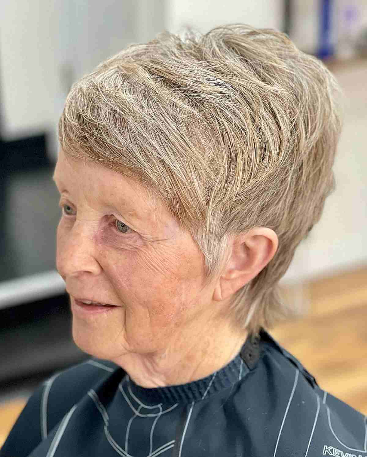 Corte de corte de cabelo curto com separação lateral para uma mulher idosa