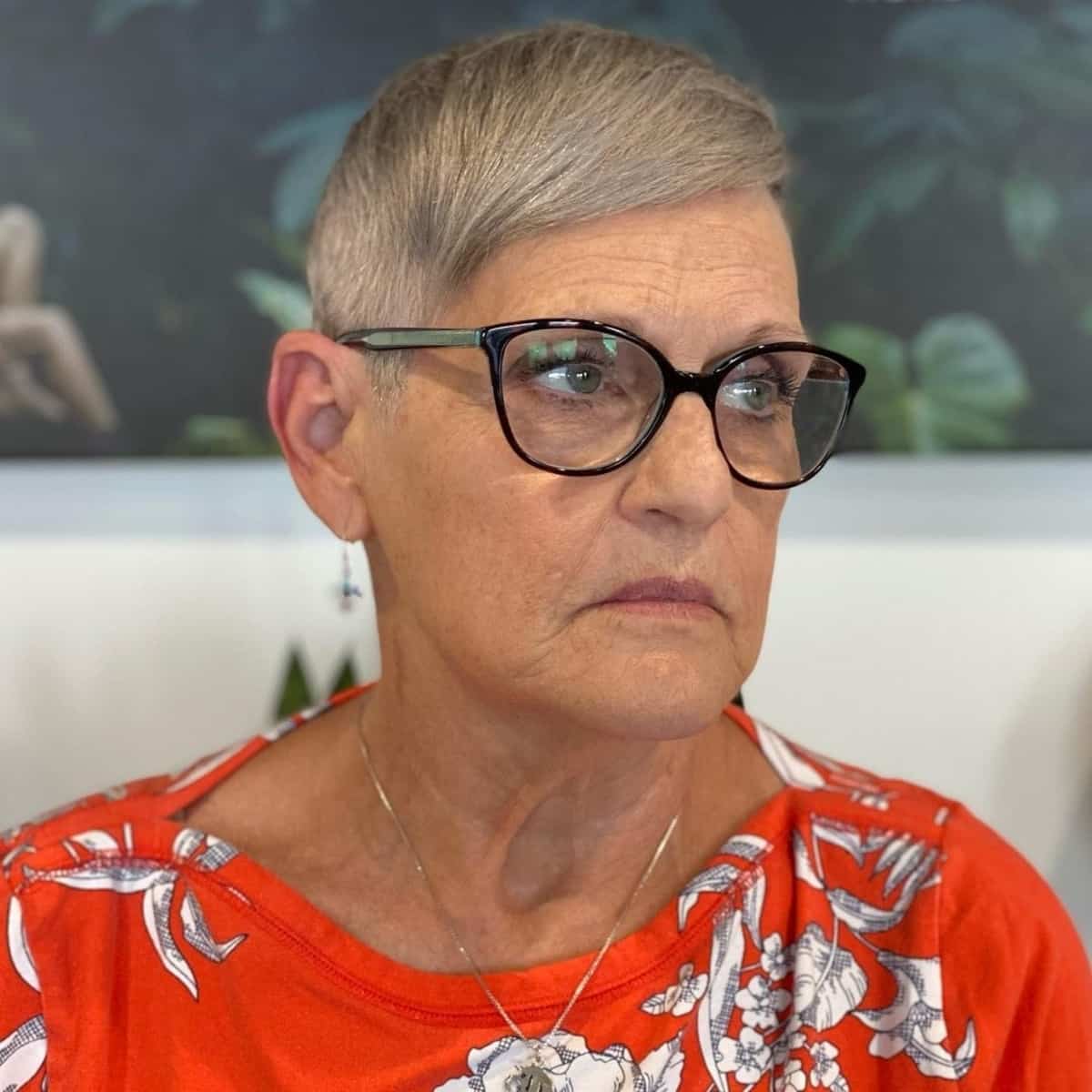 Pixie prateado para mulheres mais velhas com óculos grandes