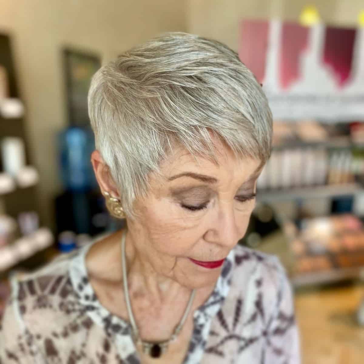 Penteado de prata desgrenhado com estilo para mulheres idosas