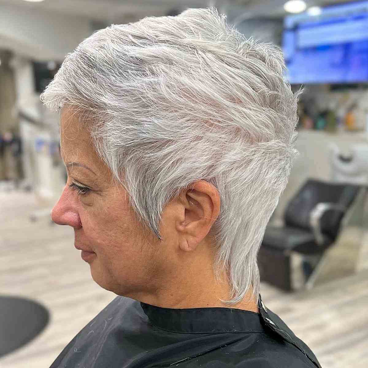 Pixie cônica de prata para mulheres idosas com cabelos finos