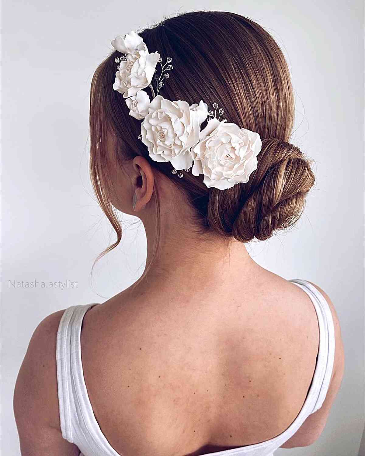 Penteado simples e moderno com flores para casamento