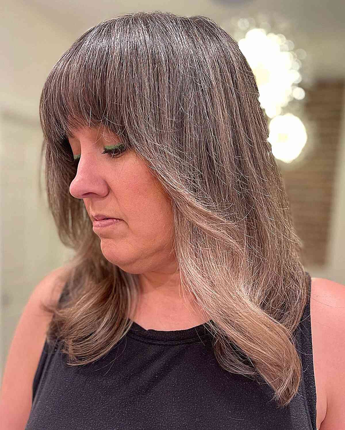 Corte de cabelo médio suave com um estrondo completo para mulheres cheias de 50 anos