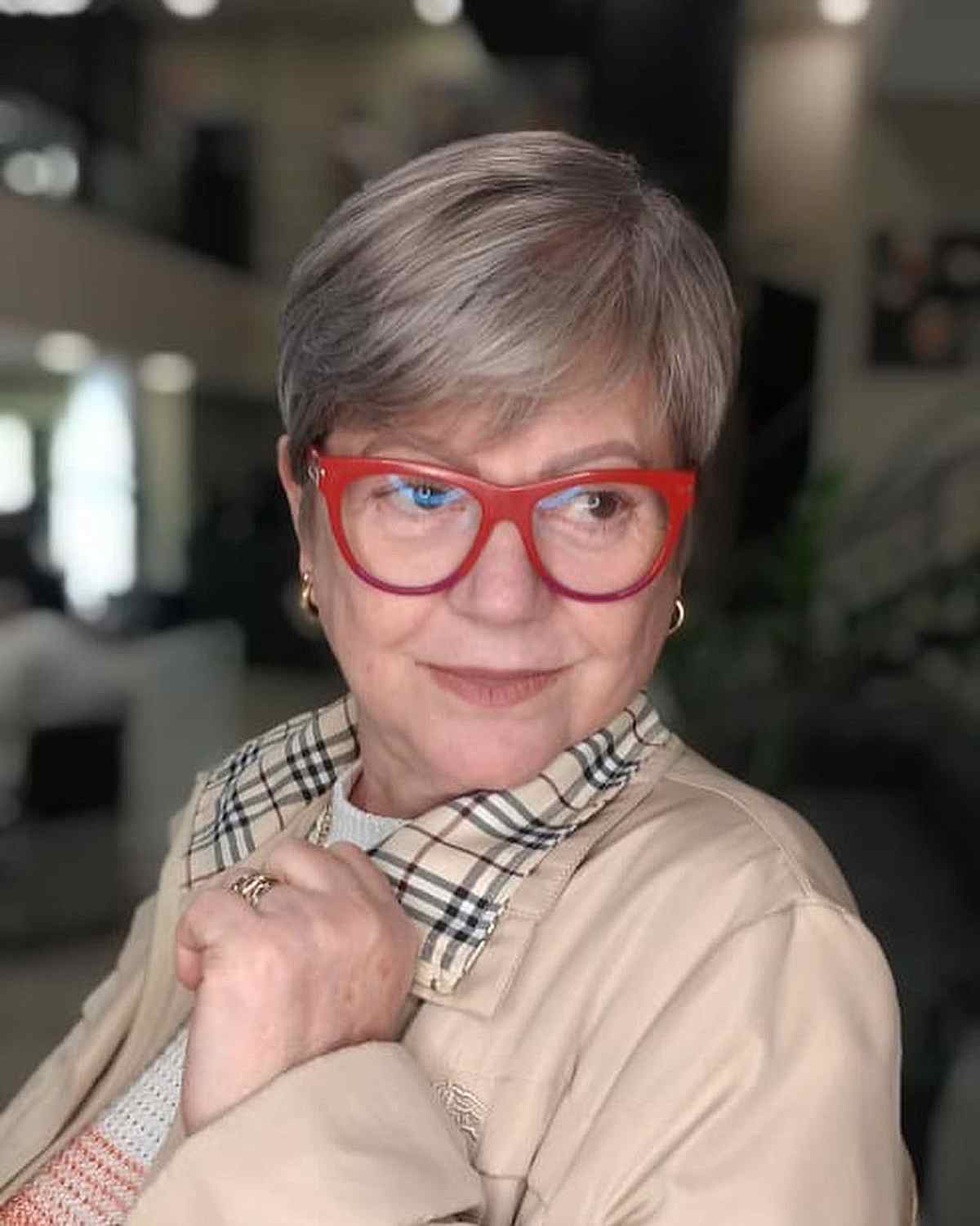 Corte pixie suave para senhora idosa com óculos