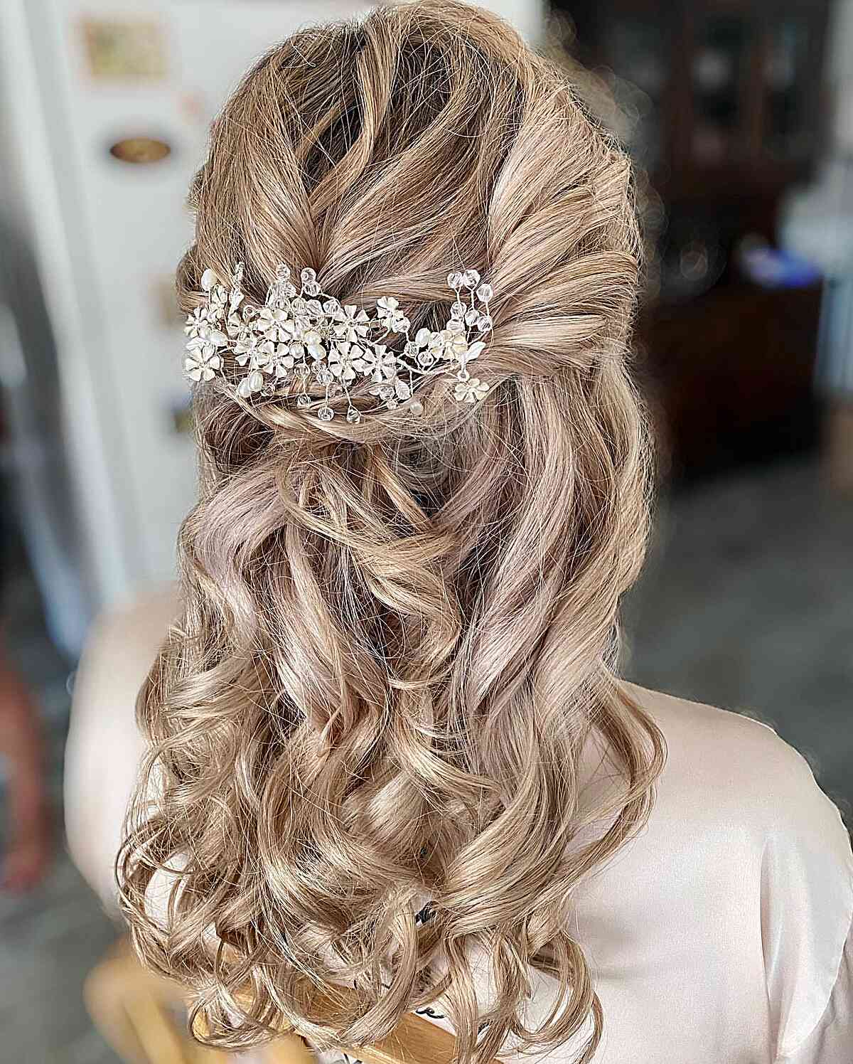 Penteado elegante com cabelos meio abertos para a mãe da noiva