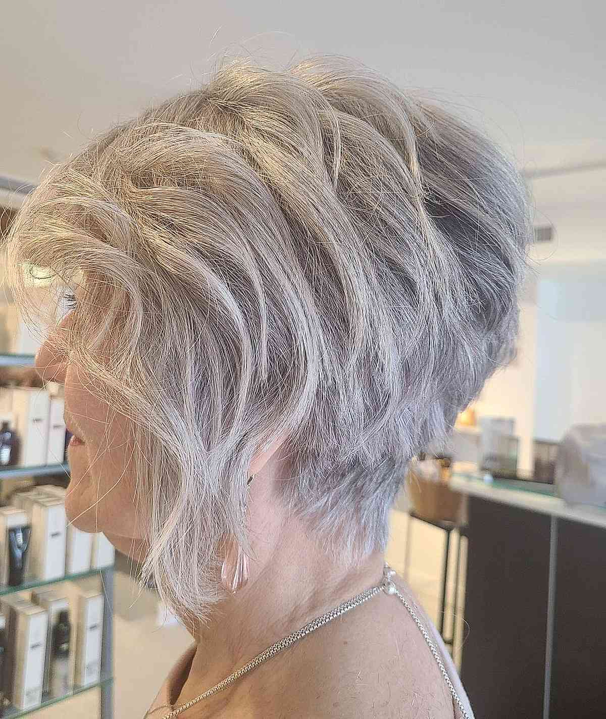 Corte de cabelo cônico e ondulado em cabelos finos para uma senhora de 70 anos