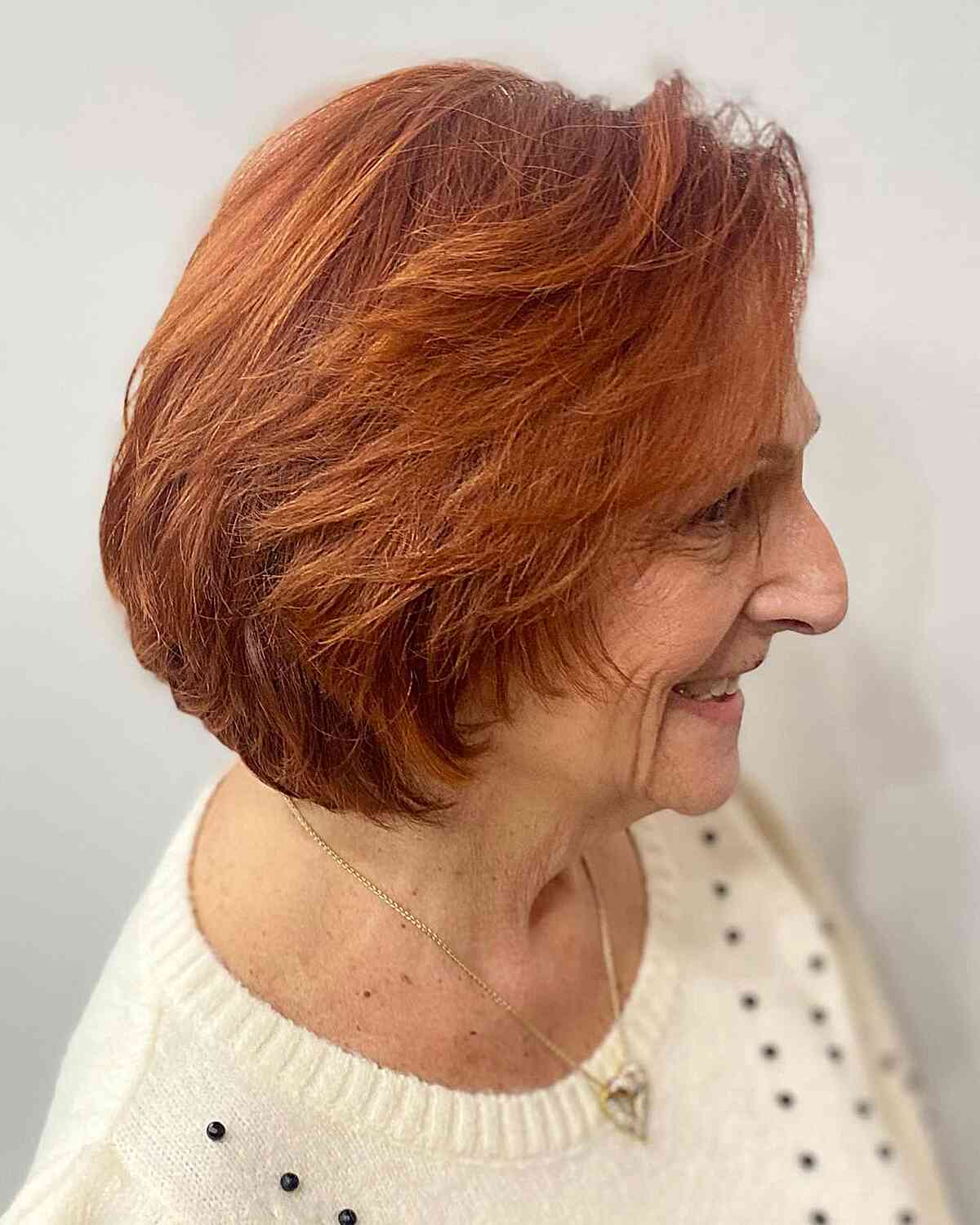 Feijão de cobre texturizado no pescoço para o outono e os aposentados com mais de 60 anos