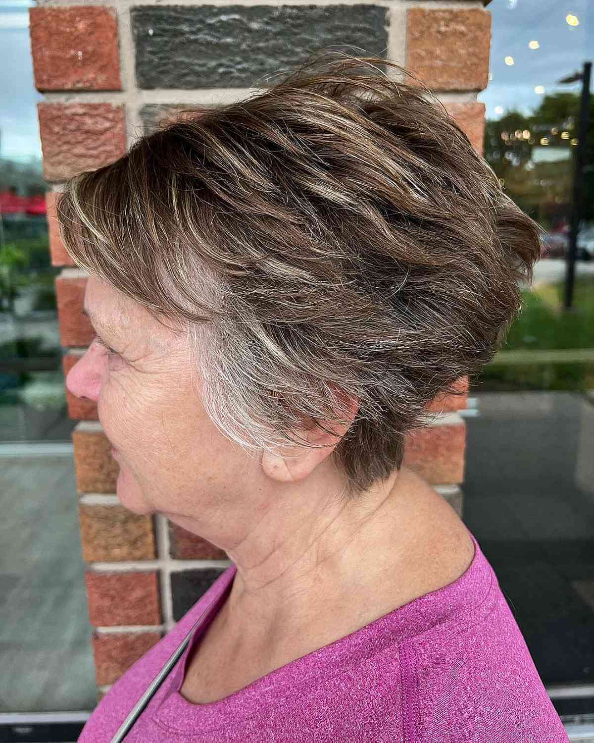 Corte de cabelo pixie texturizado para mulheres com mais de 70 anos