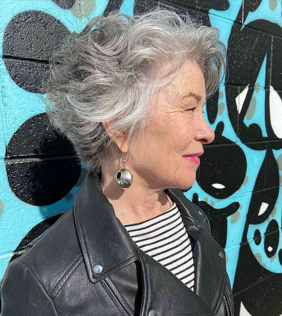 Corte de cabelo texturizado em cunha para cabelos ondulados para mulheres com mais de 70 anos
