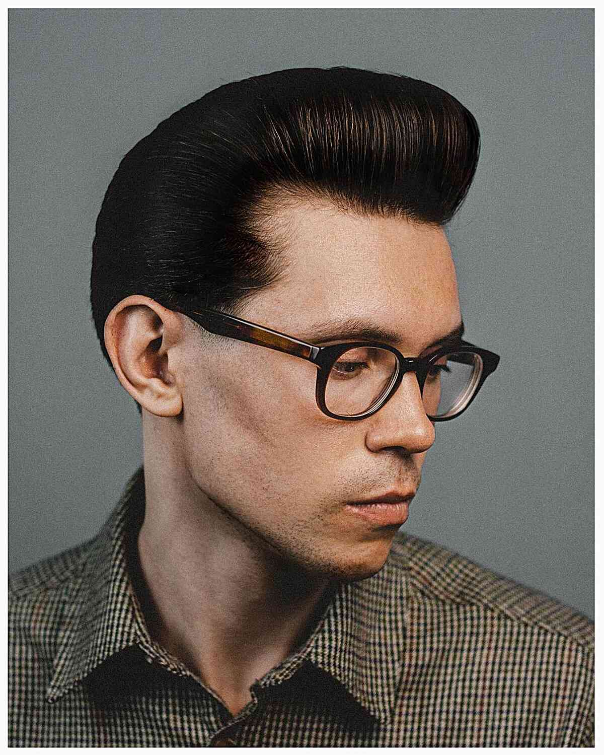 O topete ideal para homens com cabelos grossos e óculos