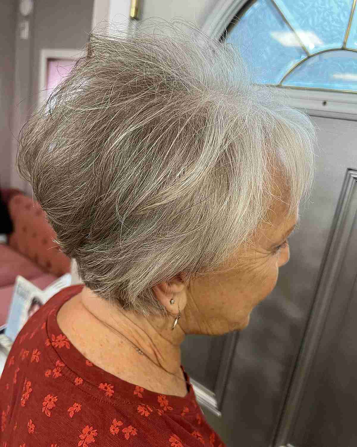 Pixies com cabelos cinza cozidos com camadas curtas para mulheres idosas