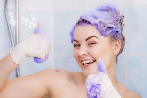 Tudo o que você precisa saber sobre o shampoo roxo, por que e como deve ser usado
