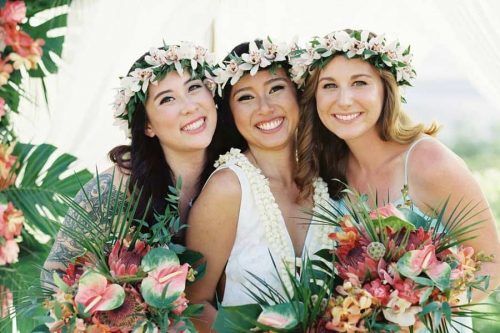 Penteados encantadores para as namoradas da noiva suplementadas com flores