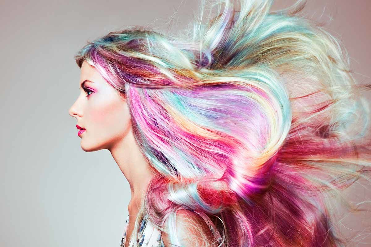 Descubra a medição encantadora dos cabelos holográficos - uma mistura de tendências irresistíveis em nosso tempo