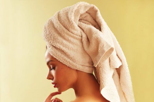 Vários tipos de produtos de limpeza de cabelo e produtos populares que ajudarão você a escolher o shampoo certo