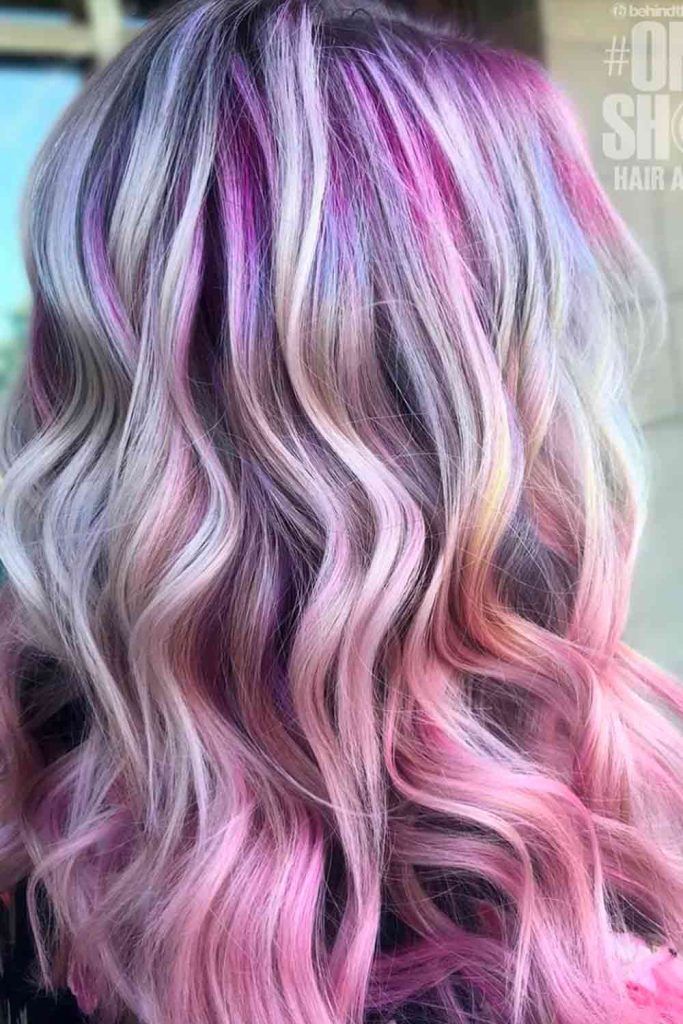 Raízes roxas com cabelo rosa