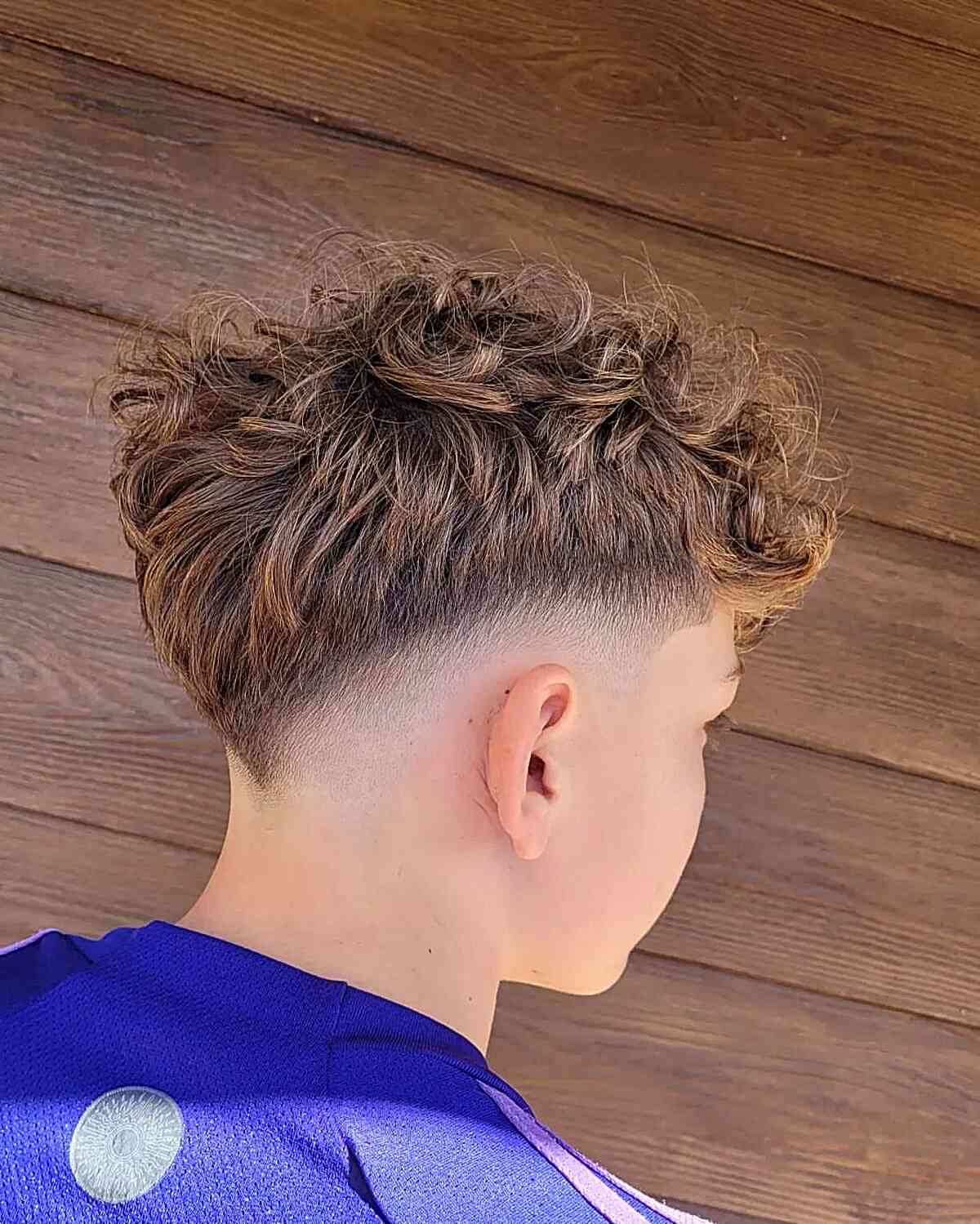 Corte de cabelo em formato de V para meninos com cabelos grossos