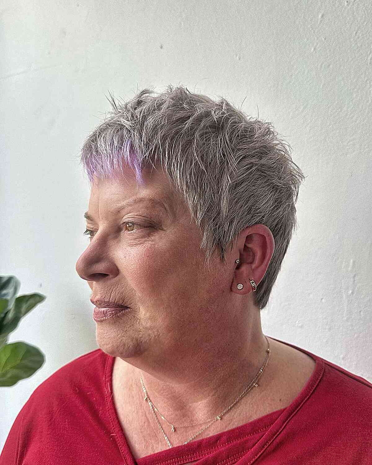 Cabelos grisalhos muito curtos com franja lilás para mulheres completas com mais de 60 anos
