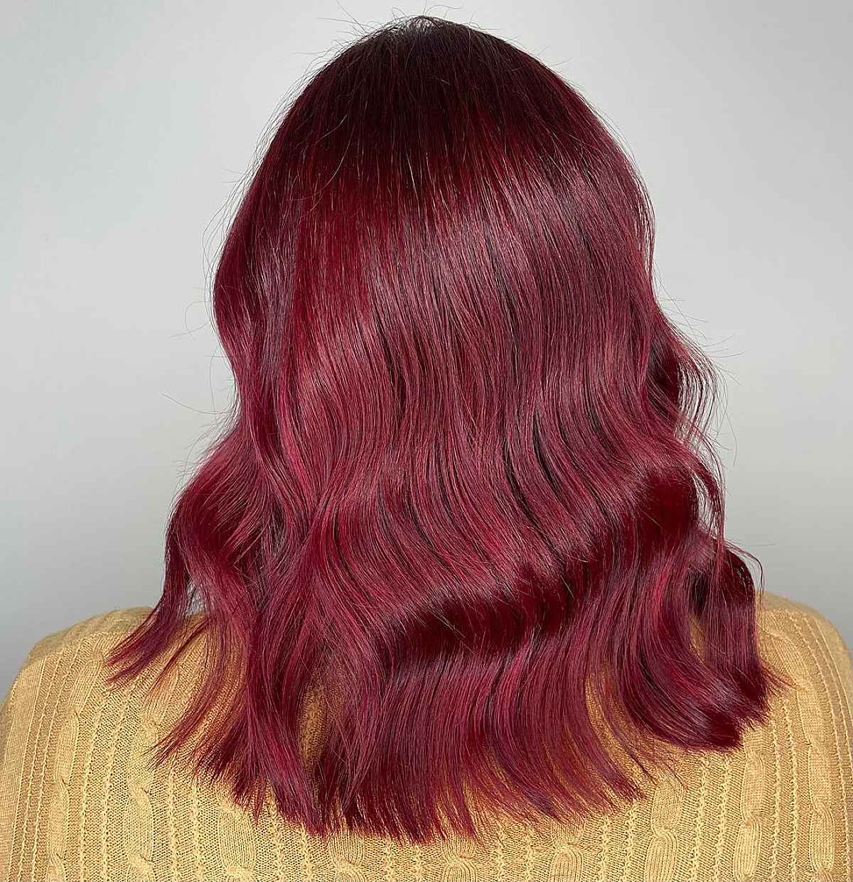 Cor de cabelo vermelho-violeta