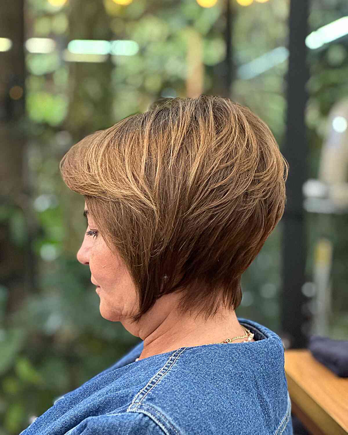 Camadas visíveis no corte de cabelo de lixo para as mulheres idosas com cabelos grossos de morenas