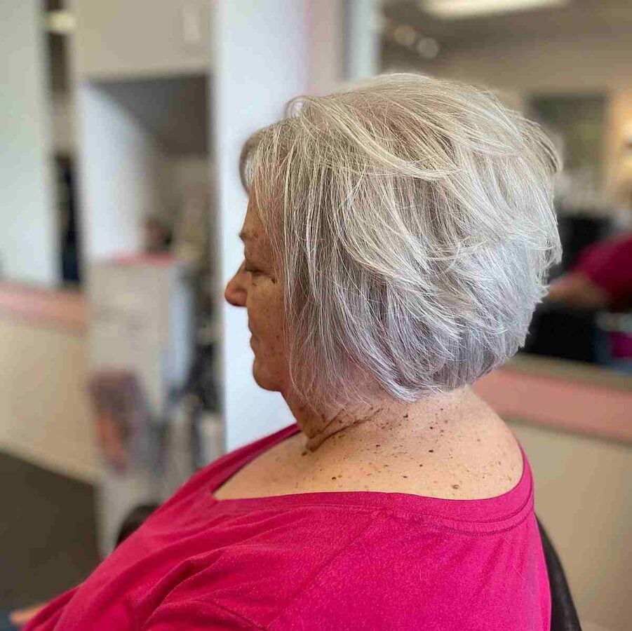 Corte de cabelo bob volumoso em cabelos grisalhos naturais para mulheres mais velhas