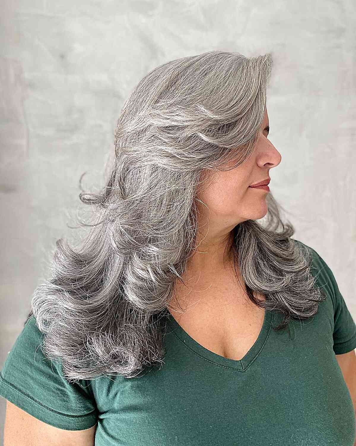 Corte de cabelo multicamada volumétrico Butterfly para mulheres com pernil de longa distância 50 anos com cabelos grisalhos