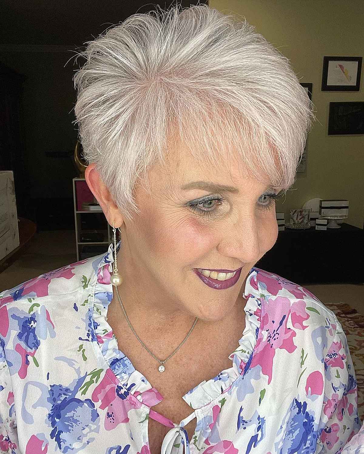 Penteado pixie volumoso para mulheres com mais de 60 anos e cabelos brancos