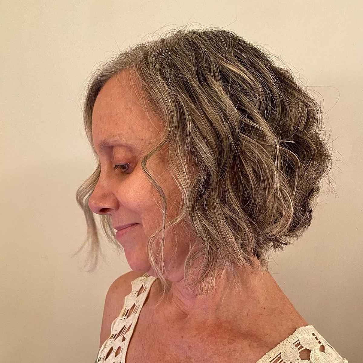 Penteado bob ondulado para mulheres com mais de 60 anos
