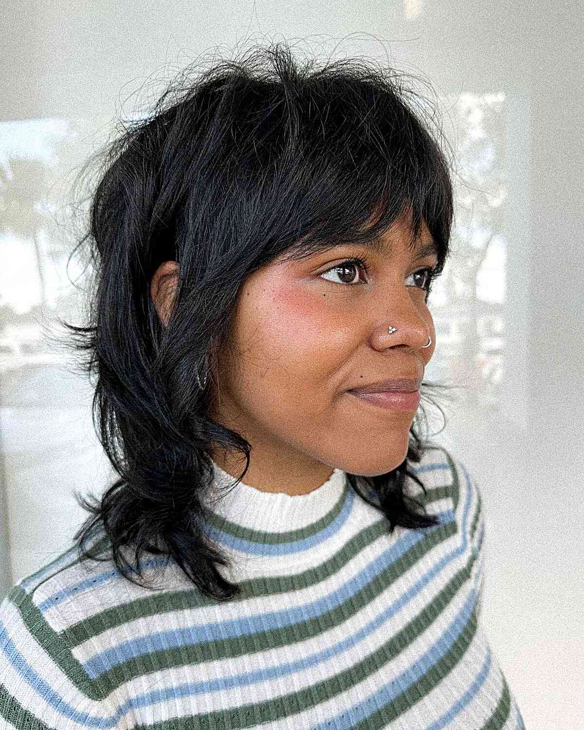 Corte de cabelo ondulado com franja para cabelos curtos e médios em cabelos pretos