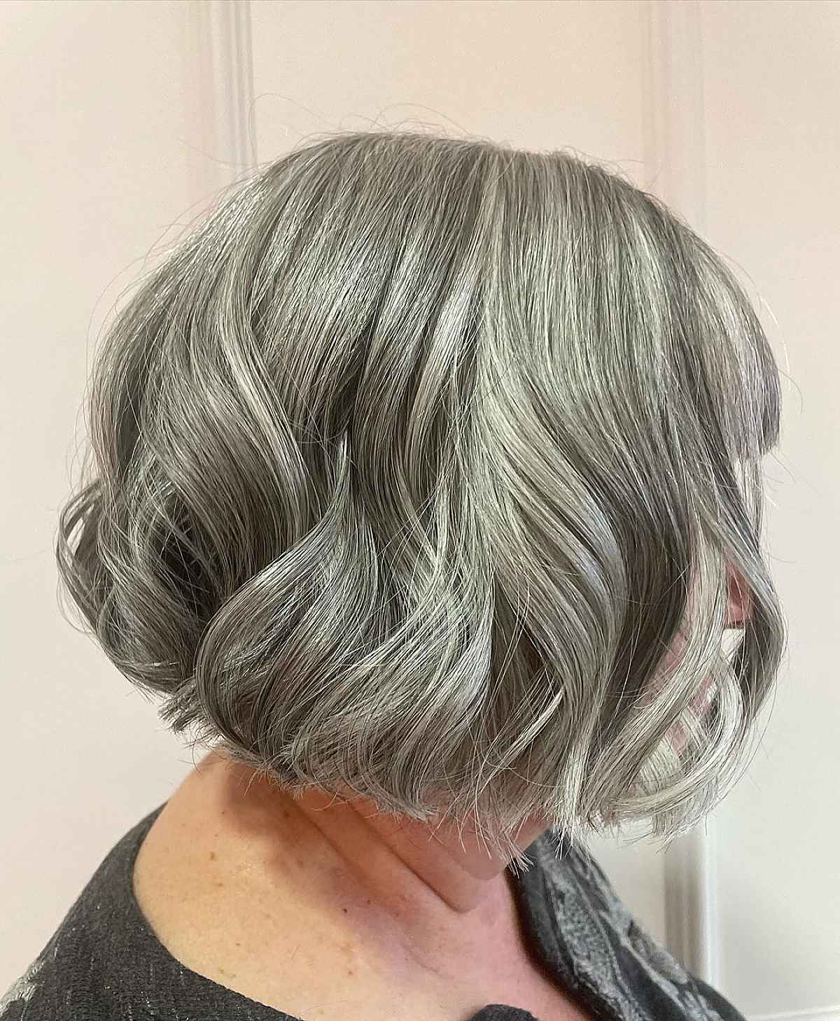 Wav e-Wov e-Fairado para cabelos grisalhos de mulheres idosas