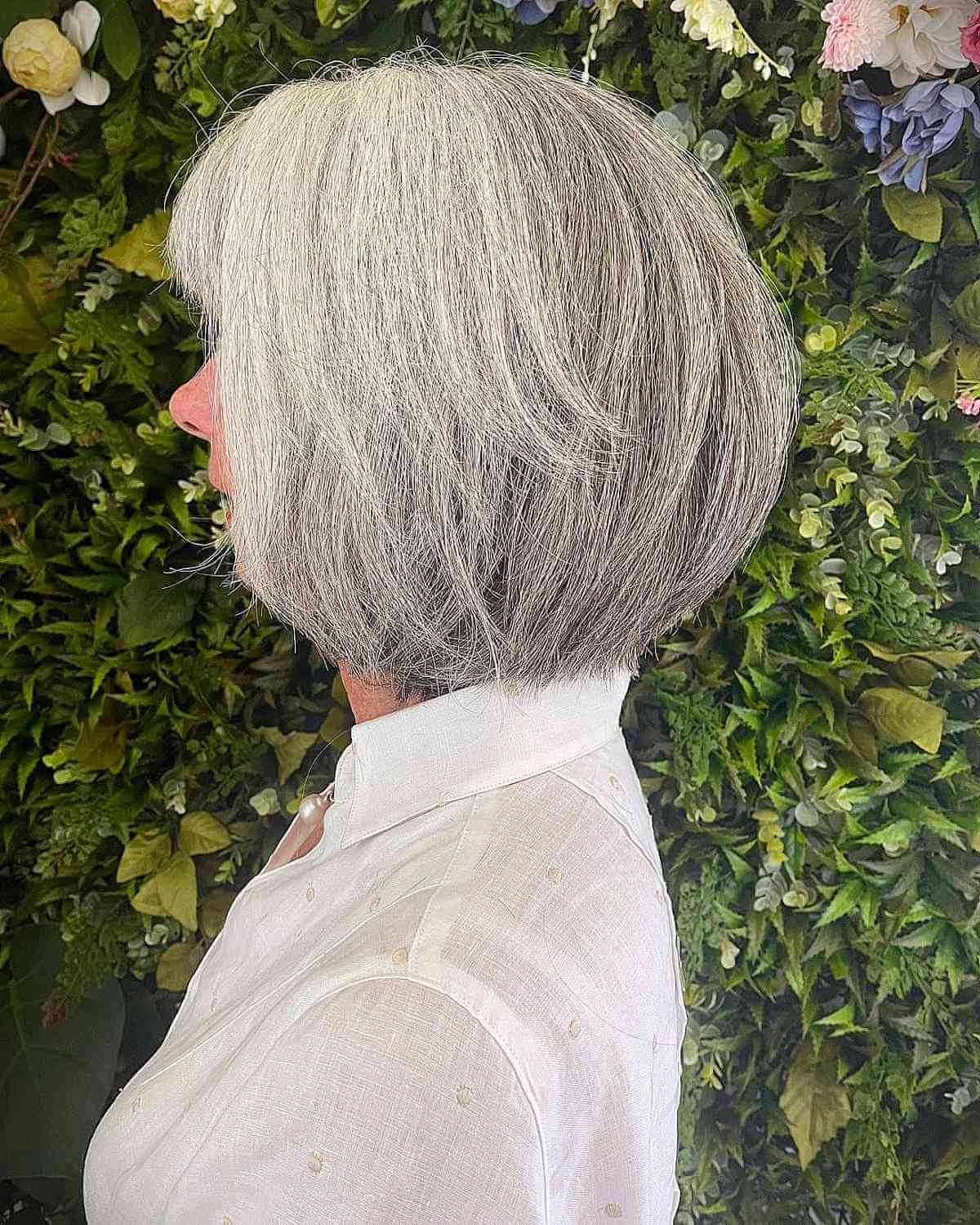 Corte de cabelo na testa em cabelos grisalhos