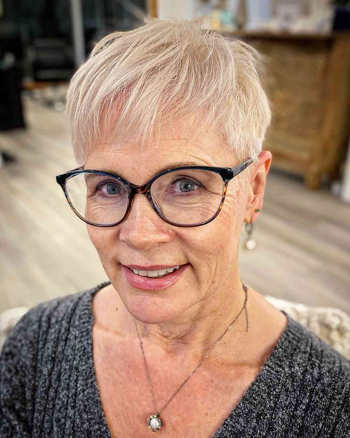 Corte de cabelo juvenil Pixie com franja para mulheres por 50 com óculos